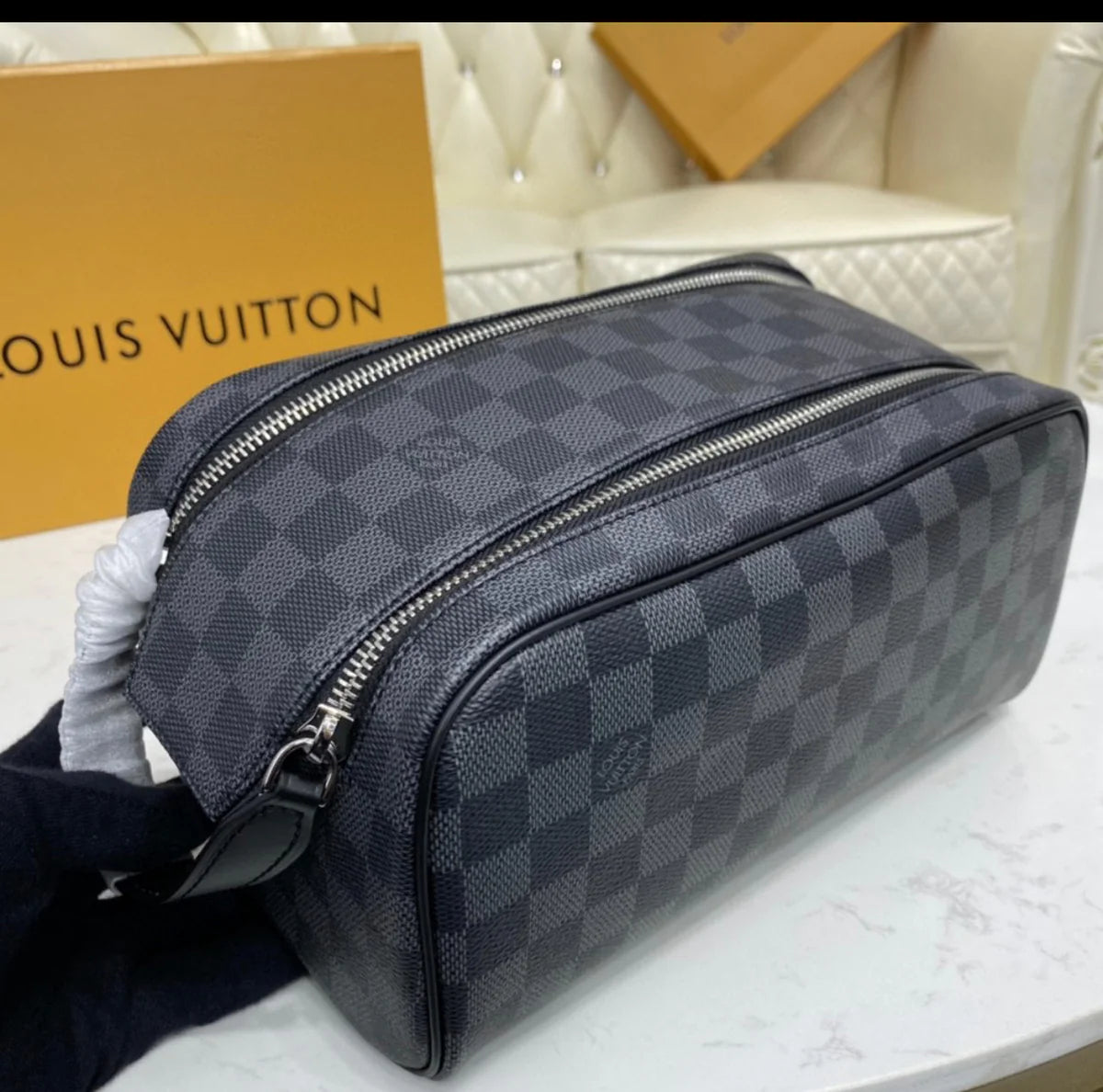 TROUSSE DE TOILETTE LV