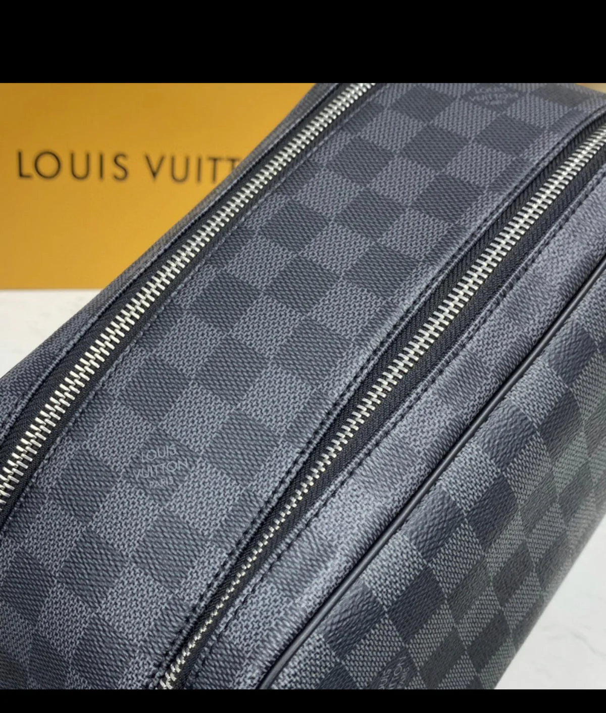 TROUSSE DE TOILETTE LV