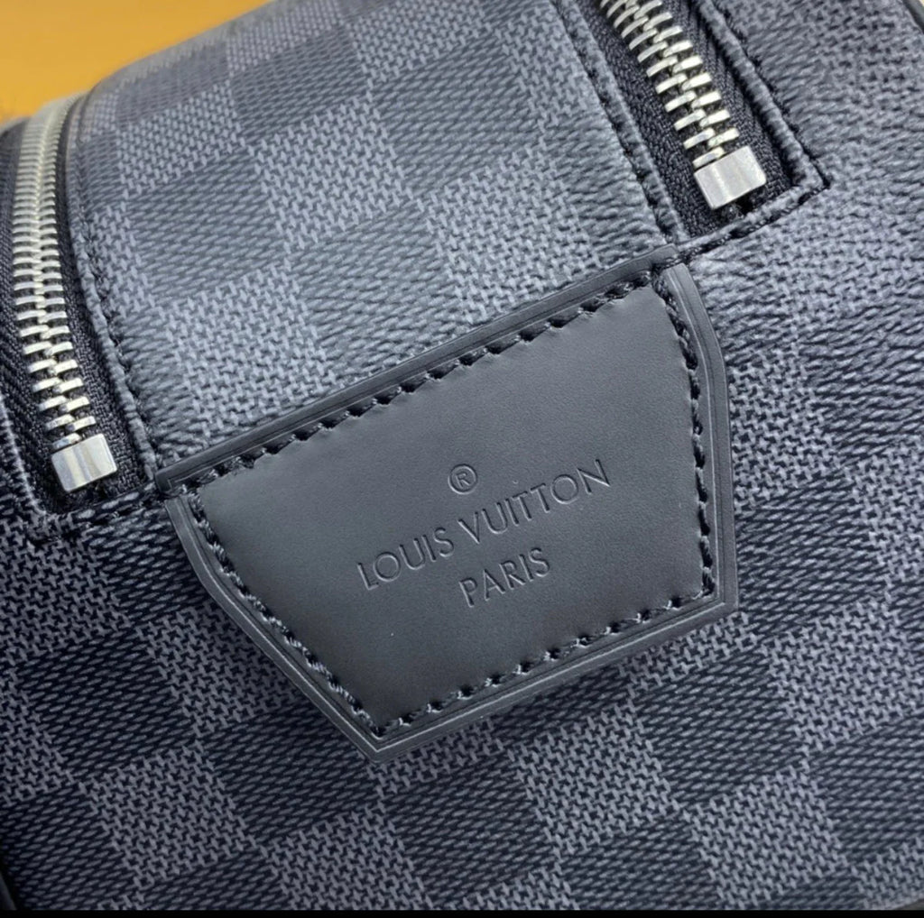 TROUSSE DE TOILETTE LV