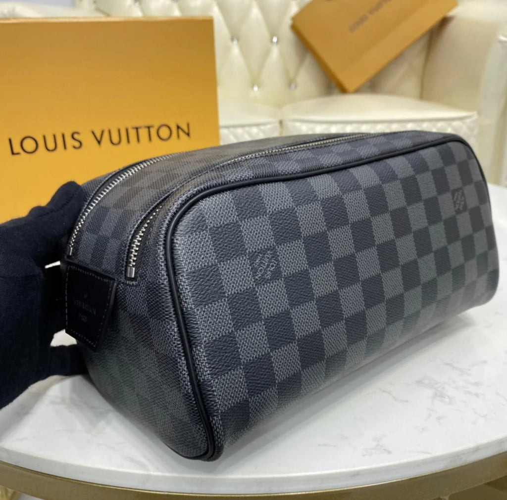 TROUSSE DE TOILETTE LV